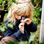 Barn-undersoger-naturen-af-Ditte-Valente